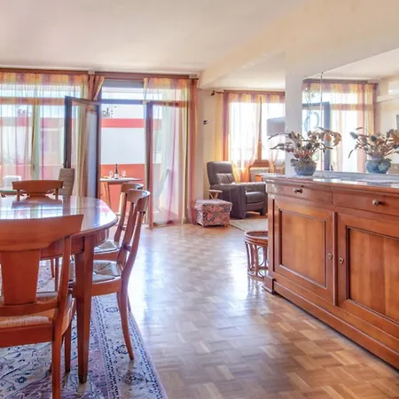 Spacious Air Conditionned With Balcony
