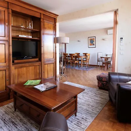 Spacious Air Conditionned With Balcony Appartamento Béziers
